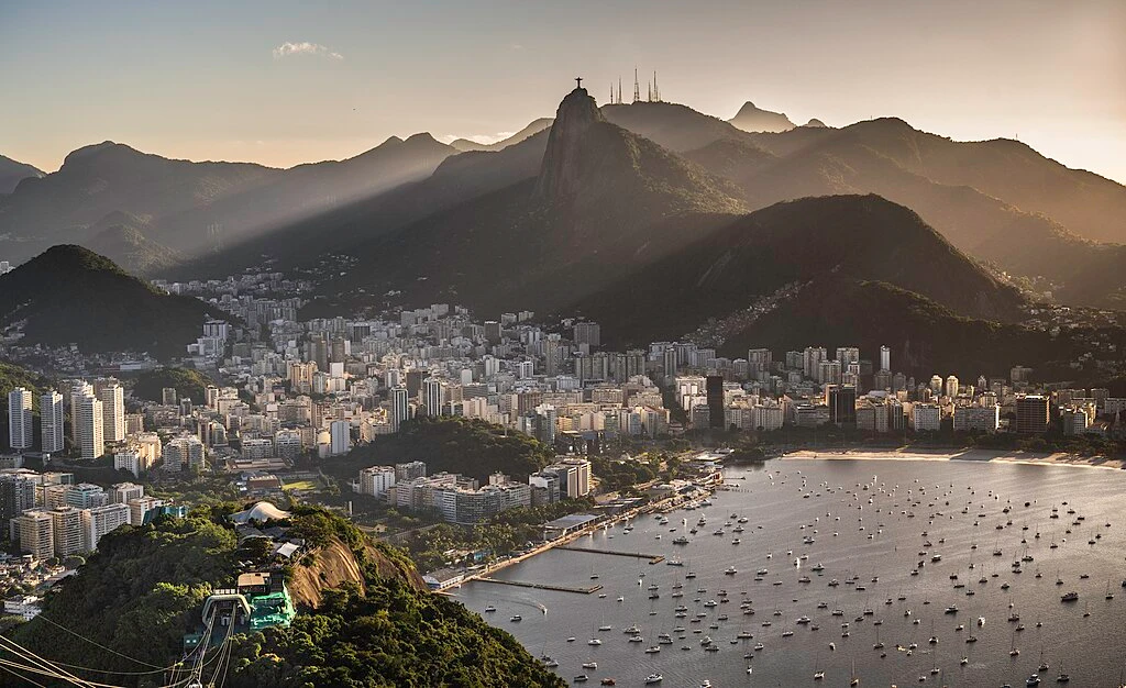 Vista panorâmica do Rio de Janeiro com o Cristo Redentor e a Baía de Guanabara