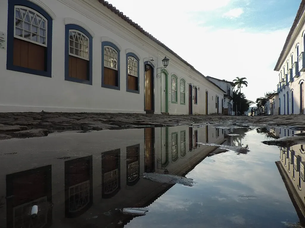 Praia tropical brasileira com coqueiros e águas cristalinas